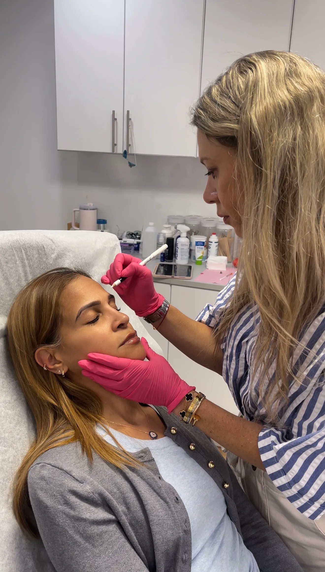 Dr. Reitman performing a Botox treatment